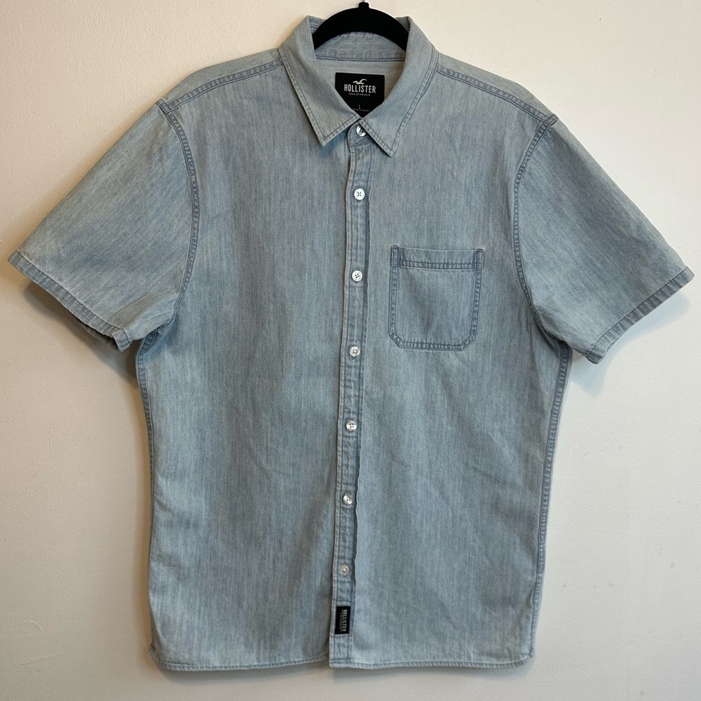Hollister Men’s Size L Large Light Denim Button Up Tee  HCO